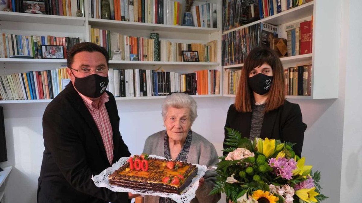 El alcalde de la Pobla, Joan Maria Sardà, acompañado por la concejala Bàrbara Francesch visitando a Maria Fortuny.