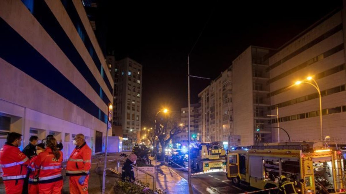 Imatge dels Bombers a la porta de l'hospital.