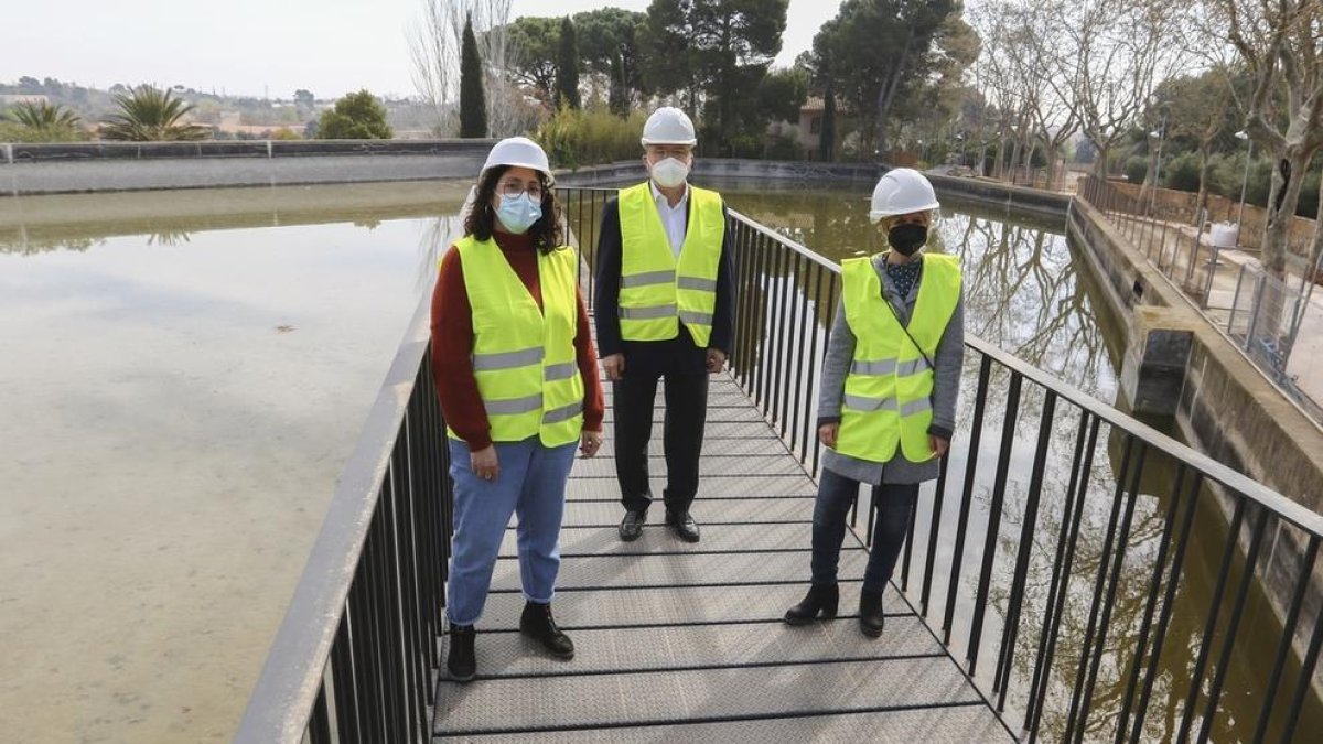 Marina Berasategui, Carles Pellicer i Noemí Llauradó, al mirador que s'ha construït.