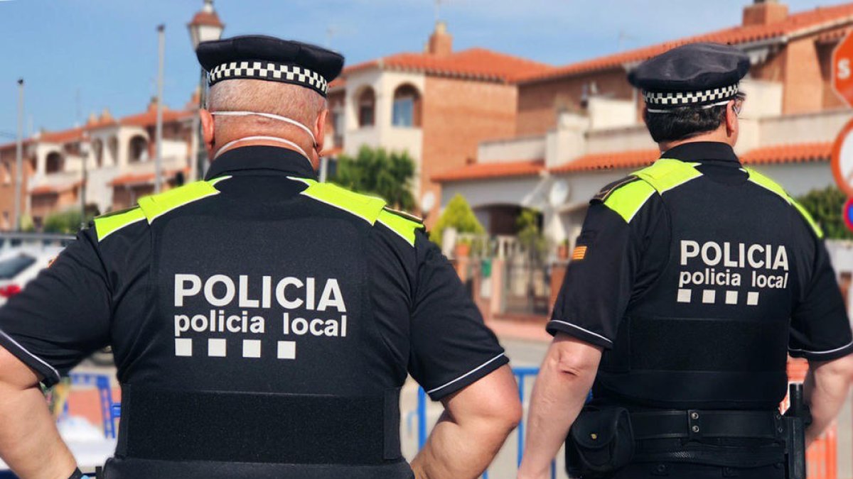 Dos agentes de la Policía Local de Roda de Berà.