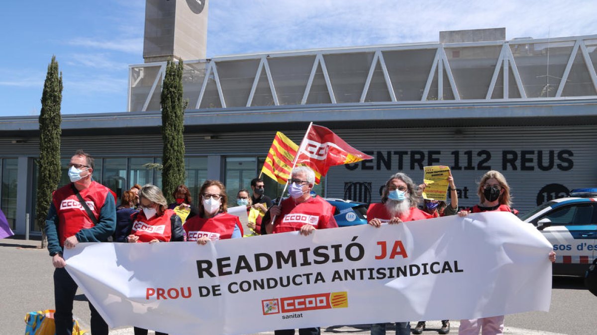 Persones que han protestat per exigir la readmissió d'un treballador acomiadat del SEM a Reus.