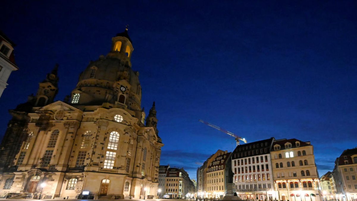 Vista general de la plaça de Neumarkt buida durant el tancament pel coronavirus a Dresden.