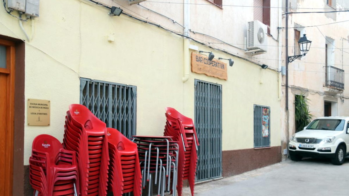 El Bar La Cooperativa de Paüls cerrado, como medida de precaución para controlar el brote.