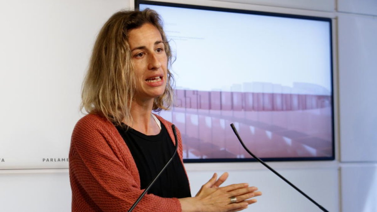 La diputada de la CUP Laia Estrada ofreciendo una rueda de prensa desde el Parlament, en una imagen de archivo.