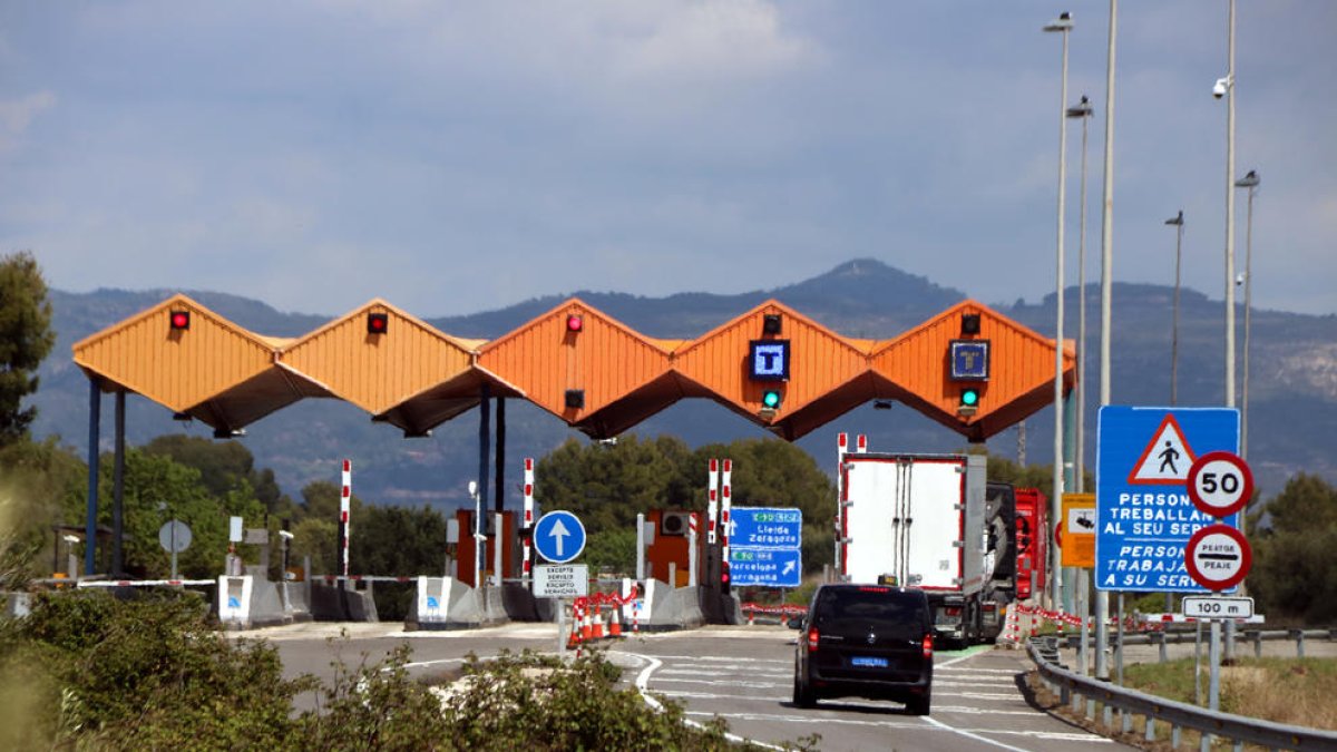 Varios vehículos accediendo al peaje de la AP-2 de Vila-rodona, en el Alt Camp.