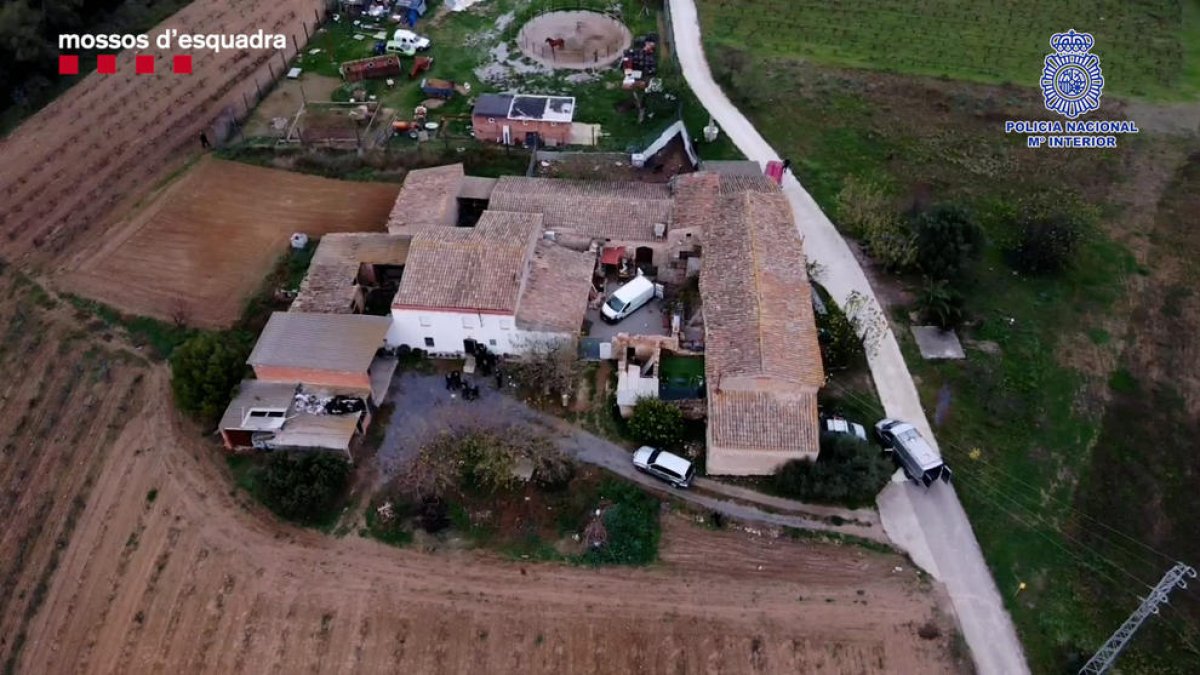 Imatge a vista de dron de la masia on s'amagava el fugitiu