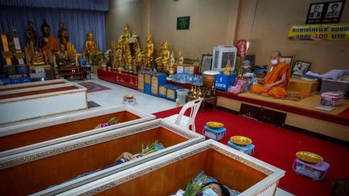 Imagen de una ceremonia de un funeral en vida en Tailandia.
