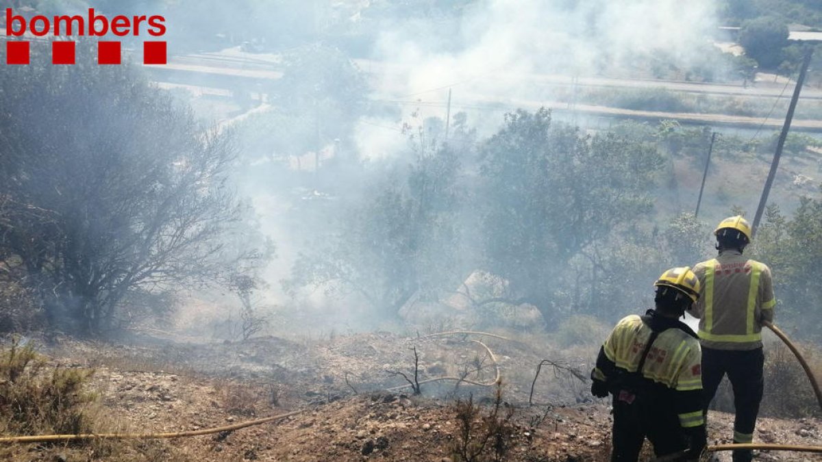 Imagen de archivo de miembros de los bomberos actuando en un incendio.