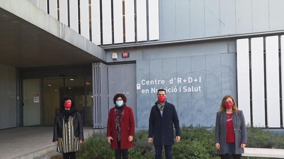 Els candidats socialistes davant el Centre de Nutrició i Salut de Reus ahir al matí.