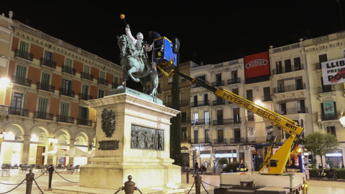 Ahir a la nit el General Prim ja lluïa vestit de sanitari en la seva particular lluita contra el virus.