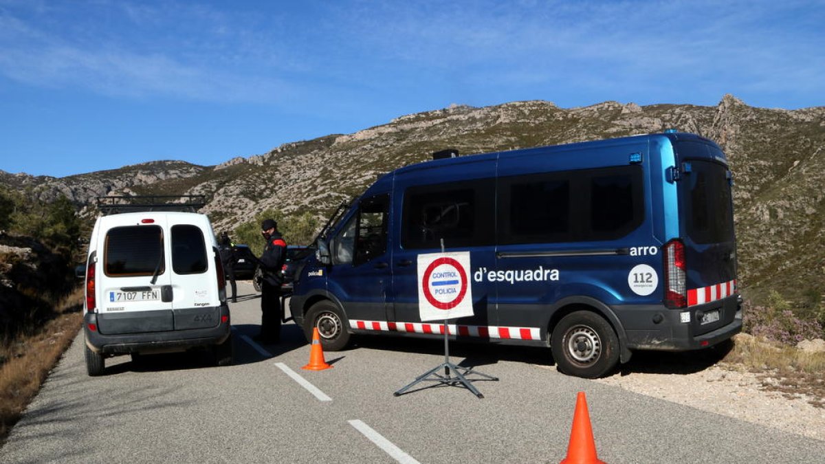 Un vehicle aturat en el control policial fet pels Mossos d'Esquadra al peu del cim del Montcaro, a un dels principals accessos als Ports Tortosa-Beseit.
