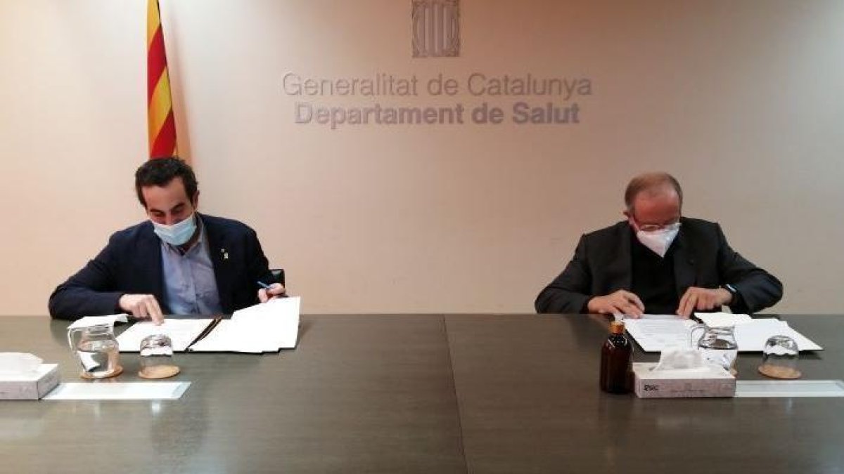 El secretari general de Salut, Marc Ramentol, i el president en funcions de PIMEC, Josep González, signant el conveni.