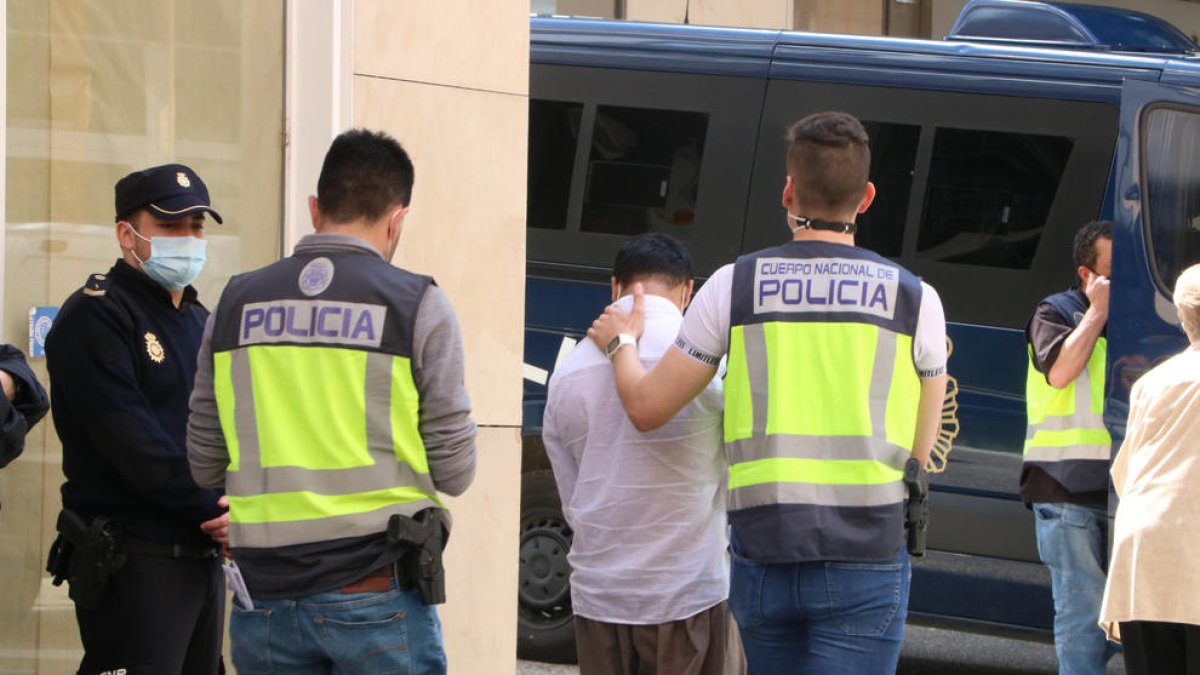 La policía se lleva a un detenido de una tienda de telefonía de la calle de la Funciona de Gerona.