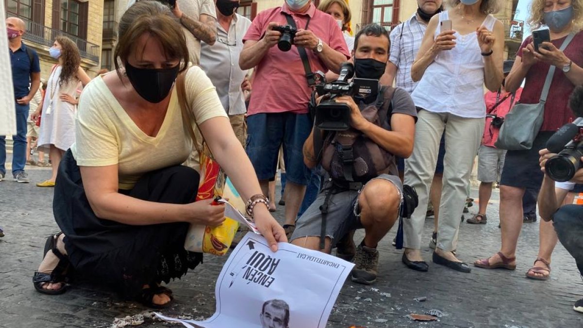 La presidenta de l'ANC crema una foto del rei Felip VI en un acte contrari a la Monarquia a Barcelona el 15 de juny del 2021.