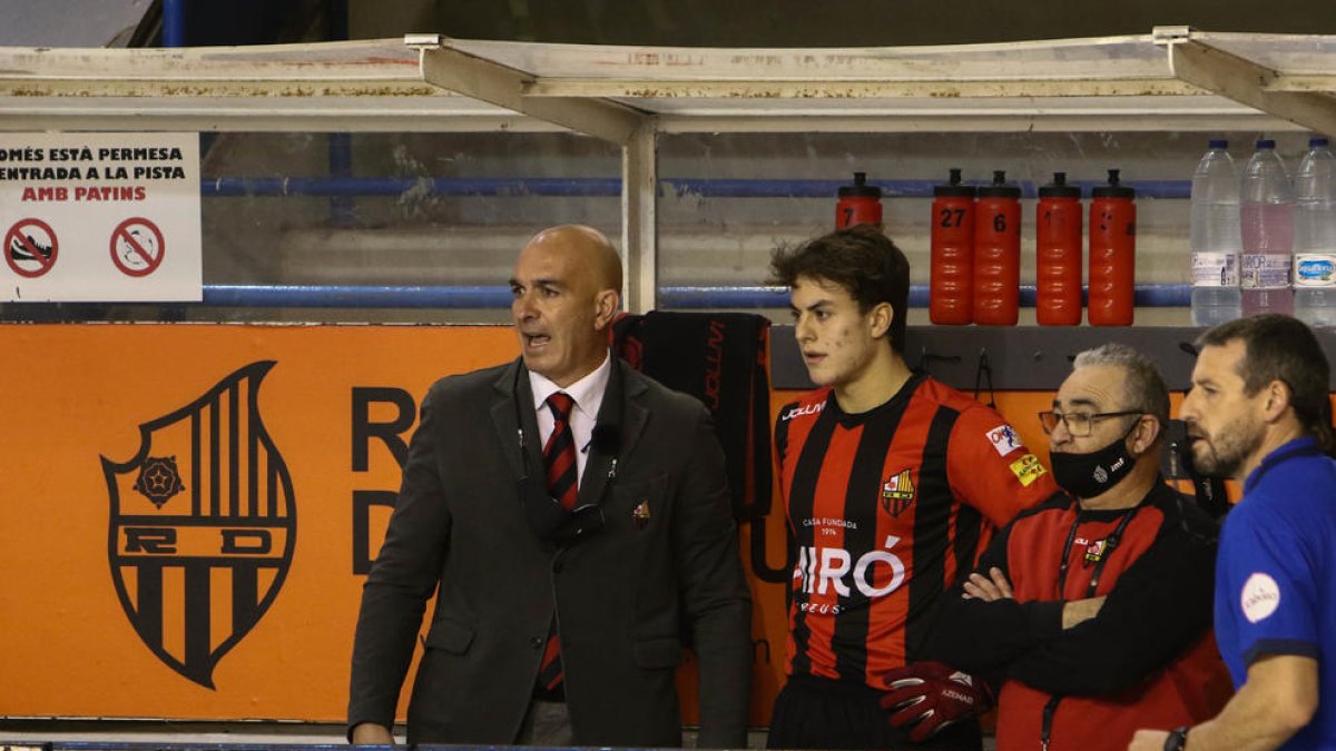 Jordi Garcia, entrenador del Reus Deportiu, a la banqueta en una imatge d'arxiu.