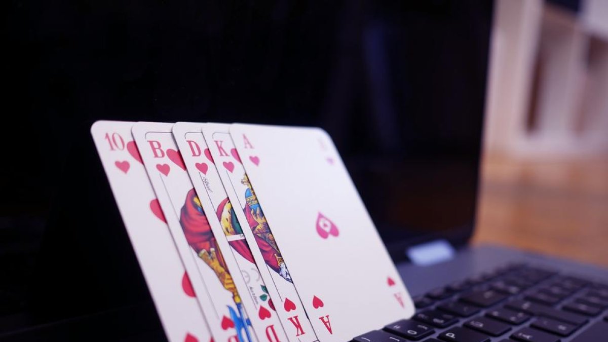 Unes cartes de pòquer sobre un ordinador