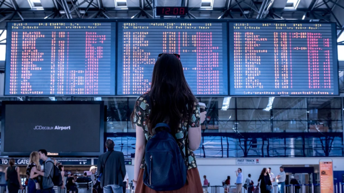 Una chica espera su vuelo en un aeropuerto.