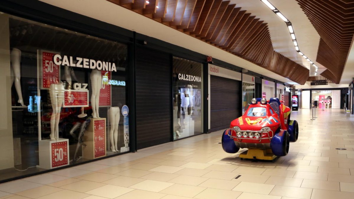 Los establecimientos cerrados del centro comercial del Parc Central de Tarragona.