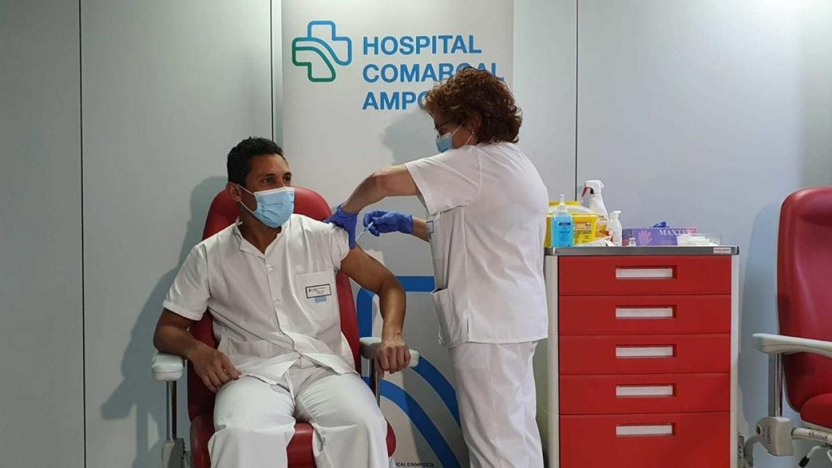 El enfermero Víctor Díaz recibiendo la vacuna Moderna