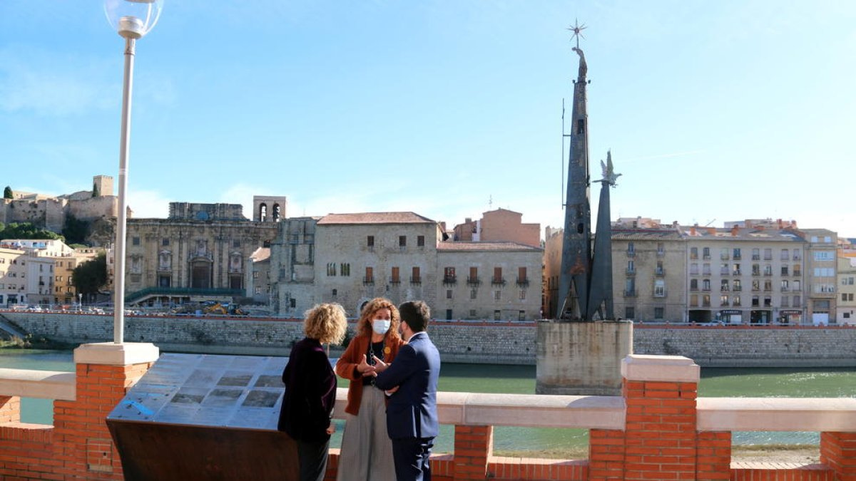 Pere Aragonès y Ester Capella con la alcaldesa de Tortosa, Meritxell Roigé, delante del monumento franquista.