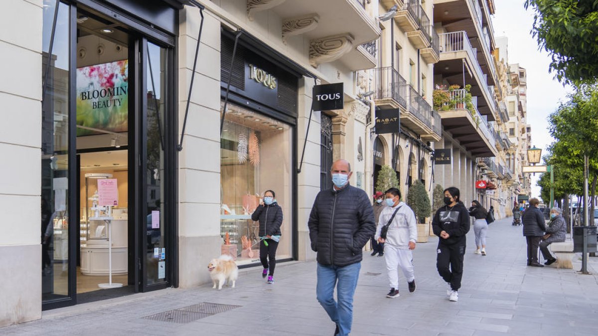 Peatones paseando por la Rambla Nova de Tarragona durante la tarde de ayer.