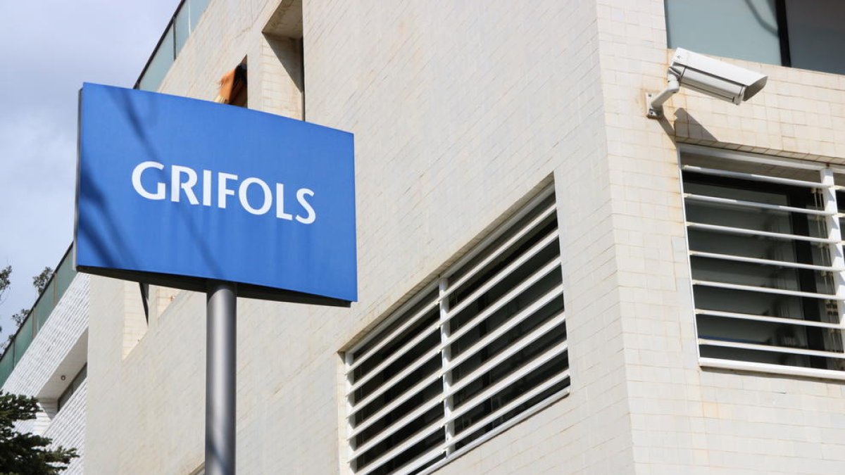 Fachada de la sede de Grifols en la calle Jesús i Maria de Barcelona.