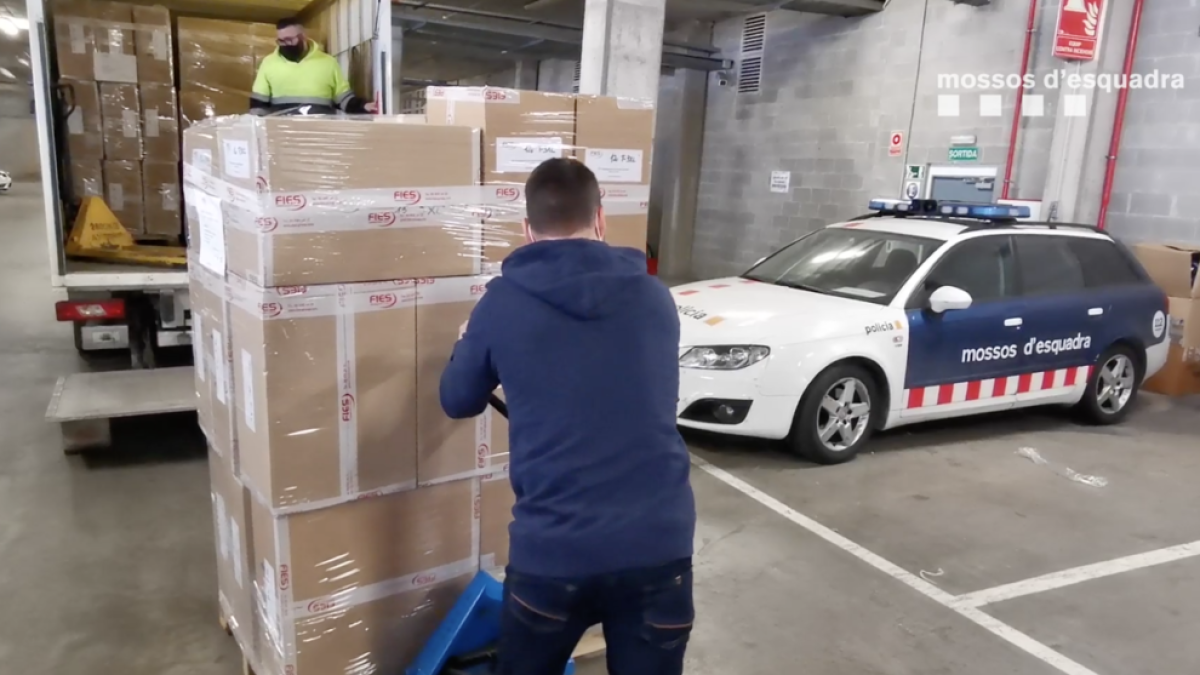 Los Mossos han recibido los equipos de protección individual (EPI) para el 14-F.