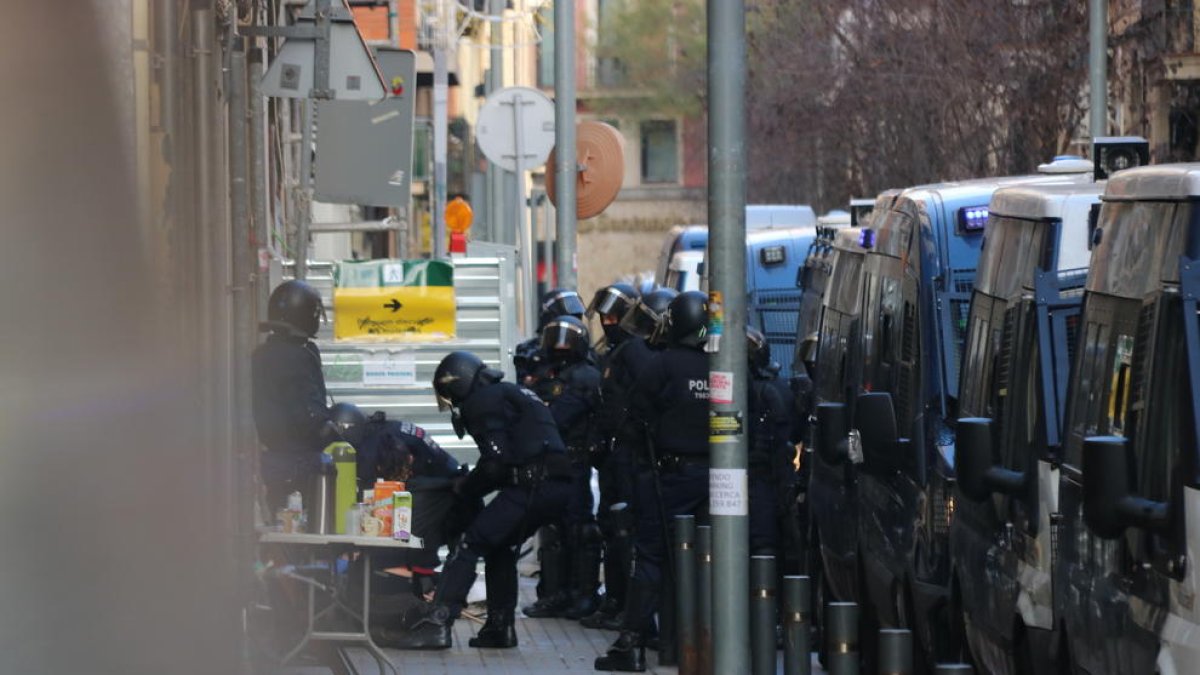 Los Mossos d'Esquadra retiran un activista que se ha concentrado al bloque Gayarre para intentar impedir el desahucio de 4 familias.