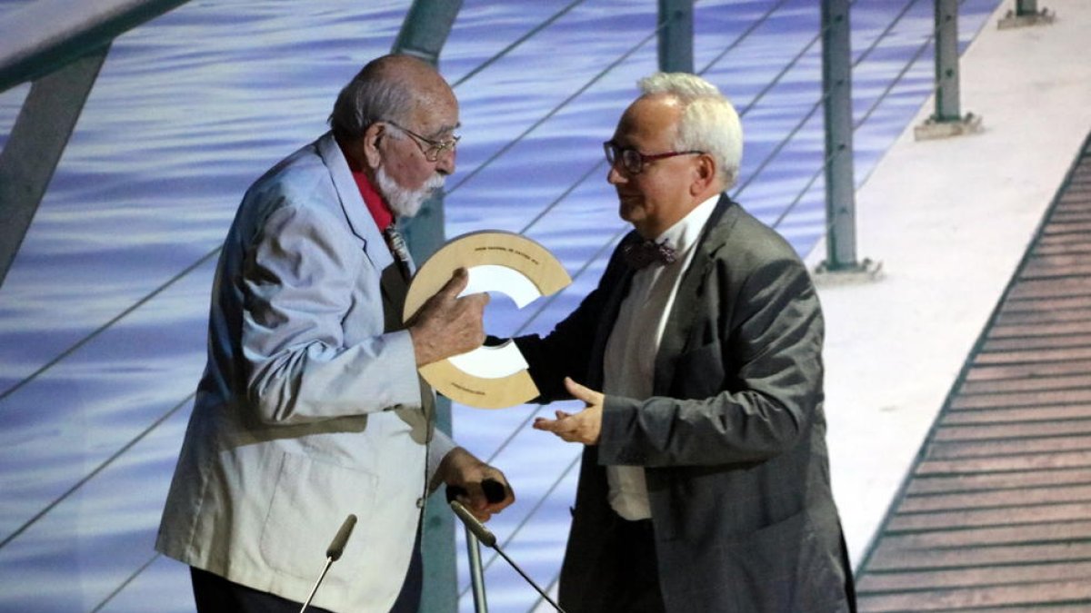 Josep Anton Codina en el momento en que recibió el premio de la mano del poeta y presidente del CoNCA, Carles Duarte en 2018