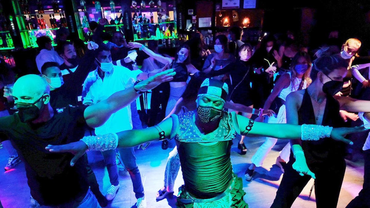 Imagen de archivo de gente bailando en un local de ocio nocturno durante un ensayo clínico que se hizo en Sitges.