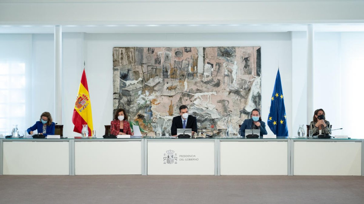 El presidente del gobierno español, Pedro Sánchez, y de los cuatro vicepresidentes a la reunión extraordinaria del Consejo de Ministros para aprobar el fondo de 11.000 MEUR para el tejido empresarial.