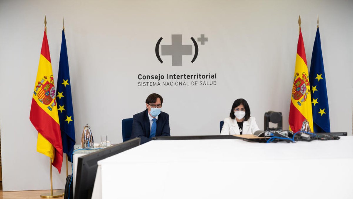 El ministro de Sanidad, Salvador Illa, y de la ministra de Política Territorial, Carolina Darias, en la reunión telemática del Consejo Interterritorial de Salud.