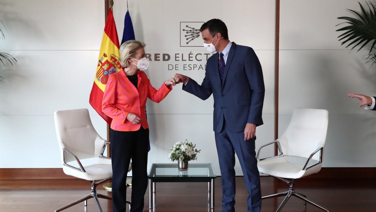 Reunión de la presidenta de la Comisión Europea, Ursula von der Leyen, y el presidente del gobierno español, Pedro Sánchez, en Madrid por|para la aprobación de plan|plano español.