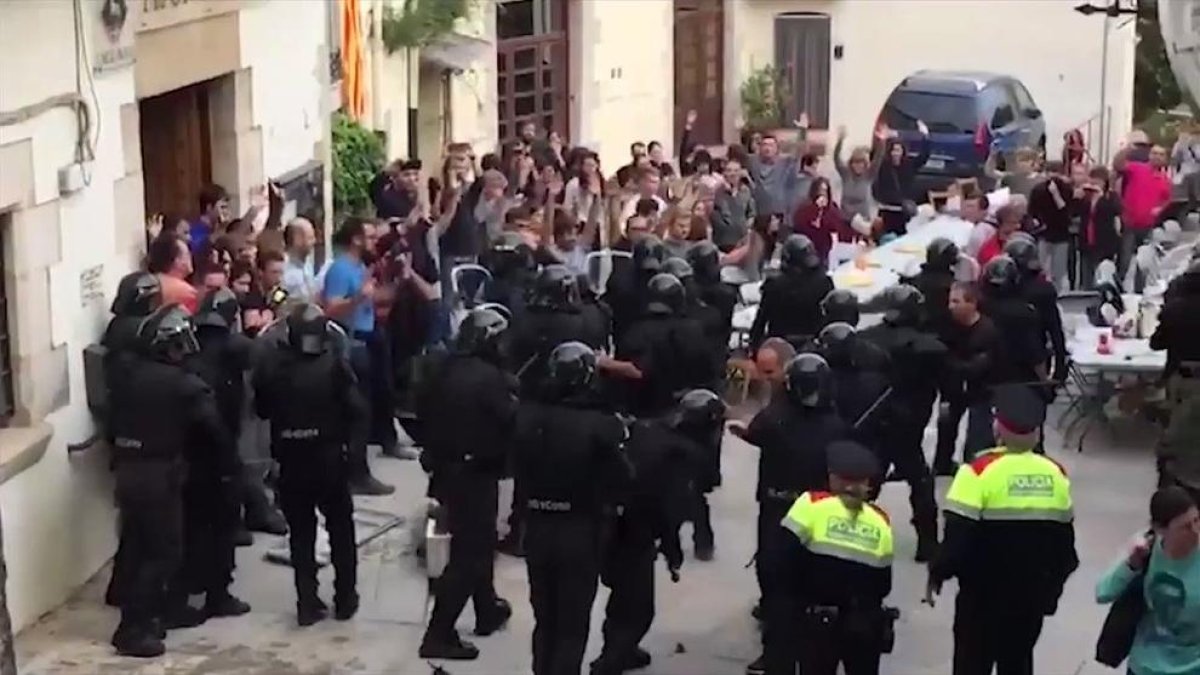 Imatge de les càrregues policials a Aiguaviva l'1-O.