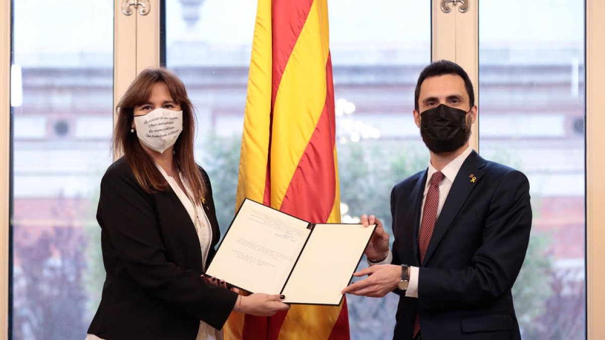 La presidenta del Parlament, Laura Borràs, recibe de manos del expresidente Roger Torrent la tradicional carta de Francesc Farreras, después de su proclamación