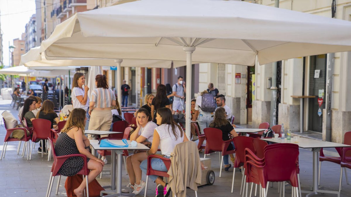 Terrazas de la calle Lleida, donde se han prohibido las actuaciones musicales para no cumplir las normas.