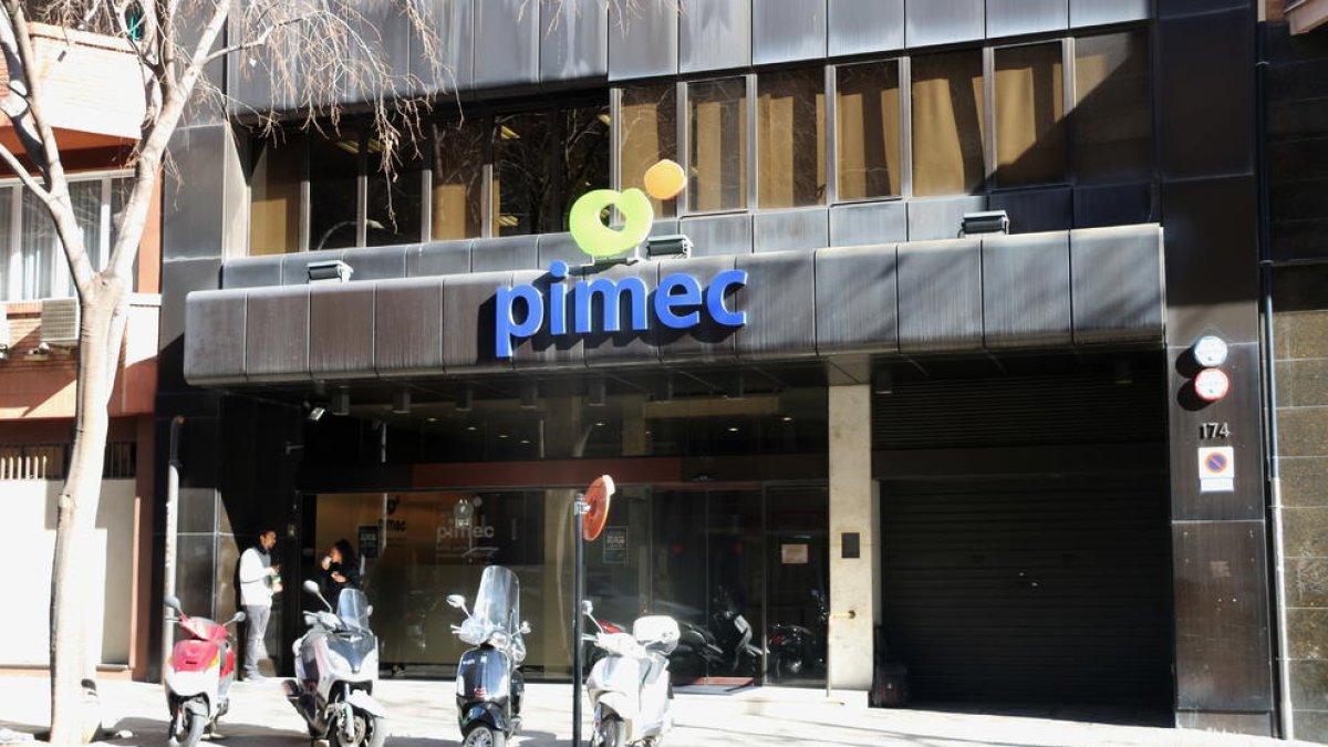 La seu de Pimec, situada al número 174 del carrer Viladomat de Barcelona.