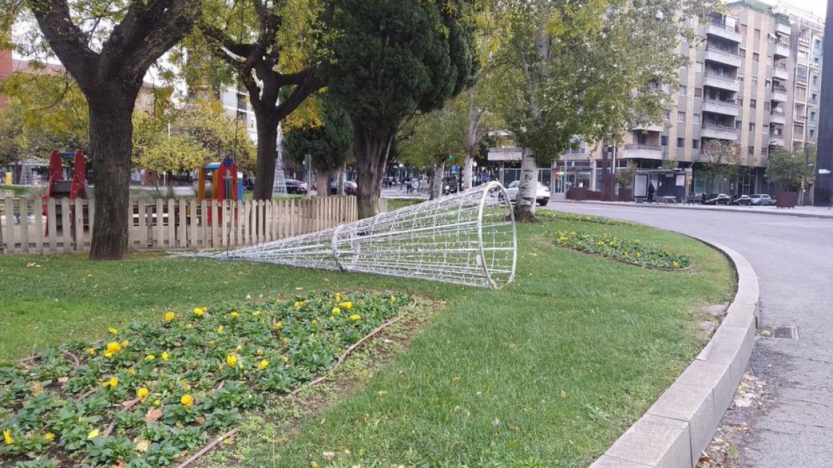 Una de ls víctimas el viento en estado uno de los árbol de Navidad de laplaça Imperial Tarraco de Tarragona.