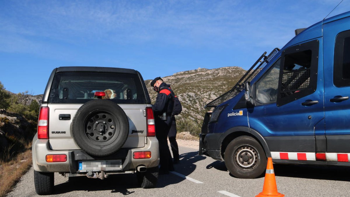 Los mossos haciendo un control policial en uno de los accesos del macizo del Port.