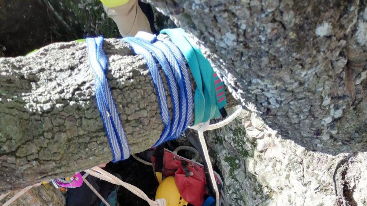 Rescat de l'espeleòleg accidentat en un avenc a la muntanya de Montserrat.