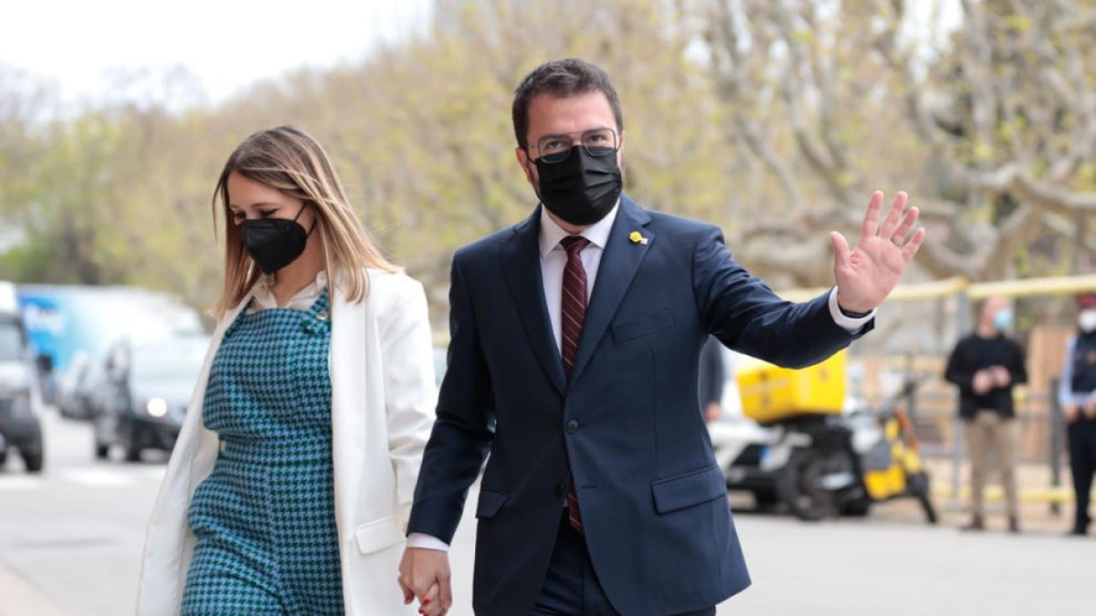 El candidato a la investidura, Pere Aragonès, entrando en el Parlament con su mujer.