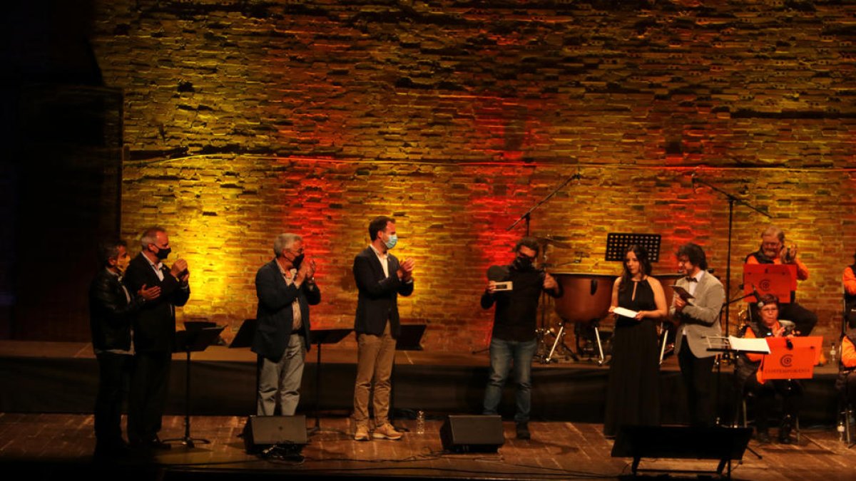 Oliver Marquès, ganador de la segunda edición de la 'SúperSardana del Año', recibiendo el galardón al Casal de l'Espluga de Francolí.