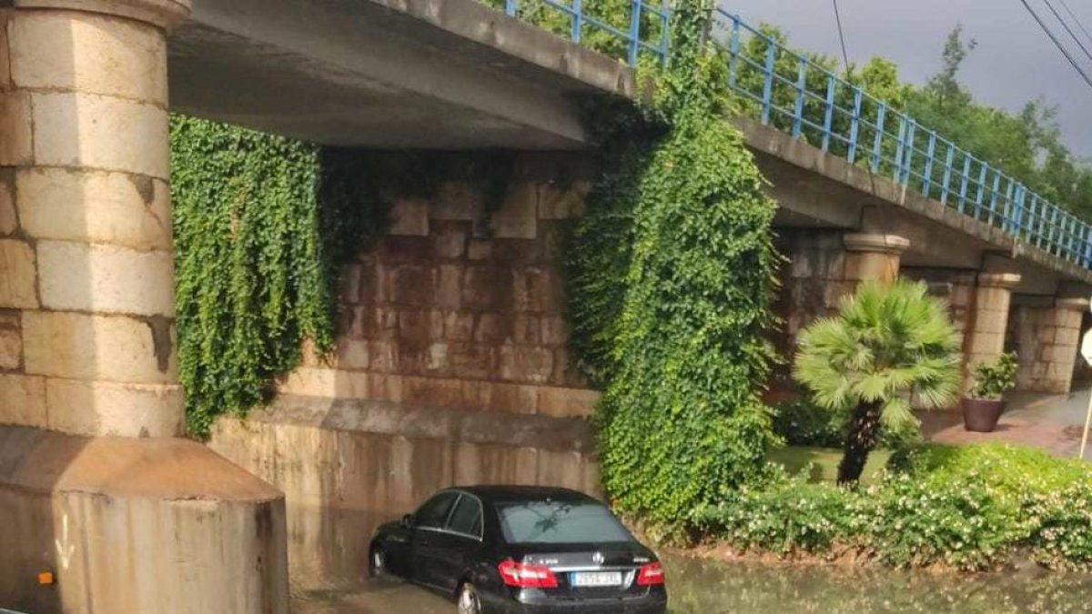 Un vehicle que ha quedat sota l'aigua a la riera d'Alforja de Cambrils.