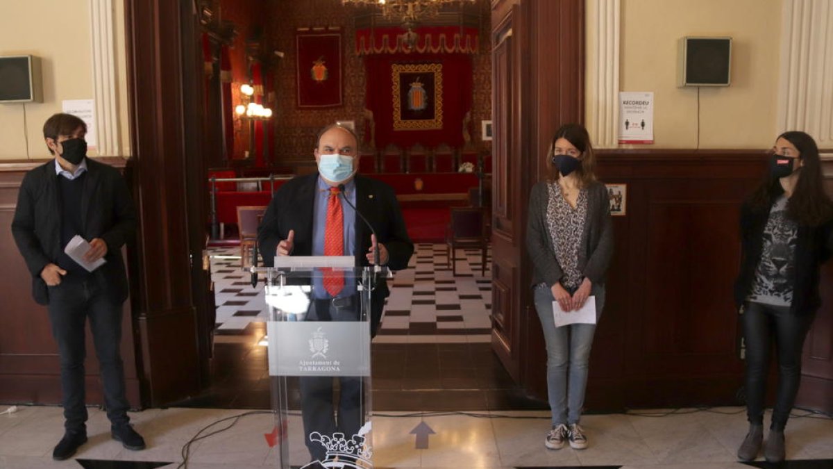 Dídac Nadal (JxTgn), Jordi Fortuny (ERC), Carla Aguilar (ECP) y Eva Miguel (CUP) en el Ayuntamiento.