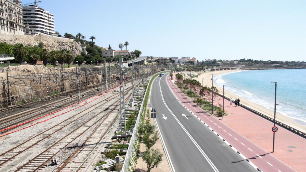 El primer tramo de pantallas empieza en mitad de la playa de Miracle hasta el Fortín de Sant Jordi.