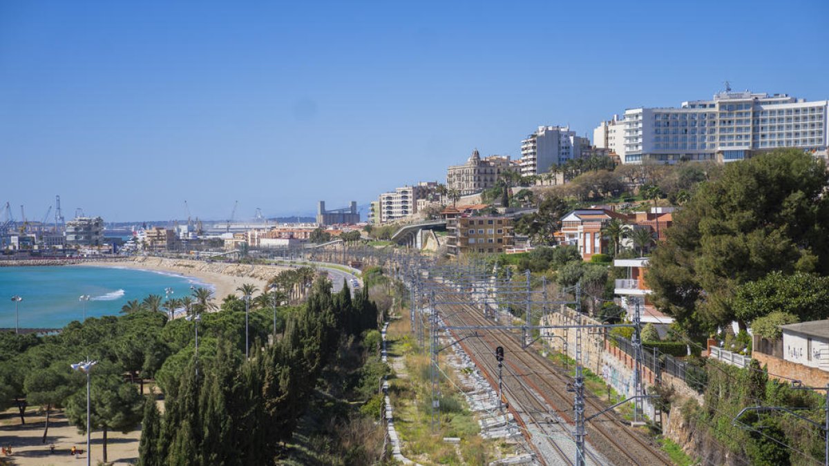 Tram entre l'Amfiteatre i el Fortí de Sant Jordi en el qual Adif té previst col·locar les pantalles.