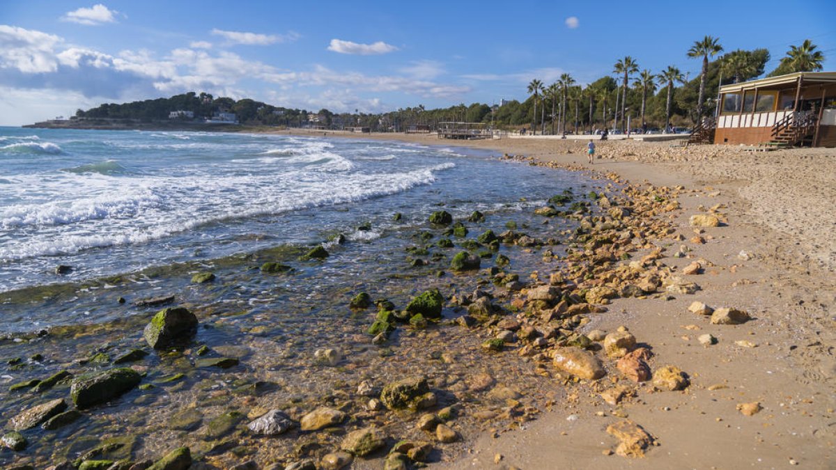 Aspecte de la platja de l'Arrabassada, on han quedat descobertes centenars de pedres quan el mar ha retrocedit després del temporal.