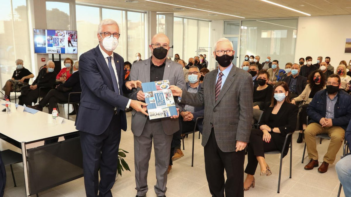 Josep Fèlix Ballesteros, Roc Muñoz i Francesc Roig en la presentació del llibre.