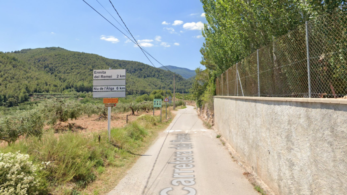 Els Mossos van esperar els vehicles que sortien de la casa al Camí de l'Ermita.