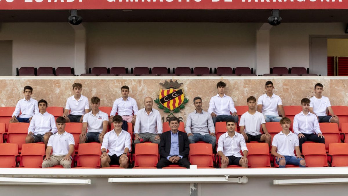Los catorce jóvenes, en el Nou Estadi, acompañados de Josep Maria Andreu.